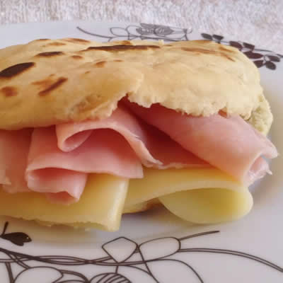 Arepa con Jamón y Queso