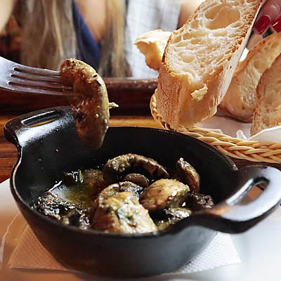 Champiñones al Ajillo