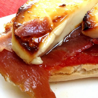 Tostadas de Jamón Serrano y Queso de Cabra